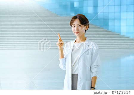 病院で白衣を着た笑顔の女性医師 87175214