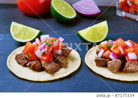メキシコ料理の美味しいタコス 87175334