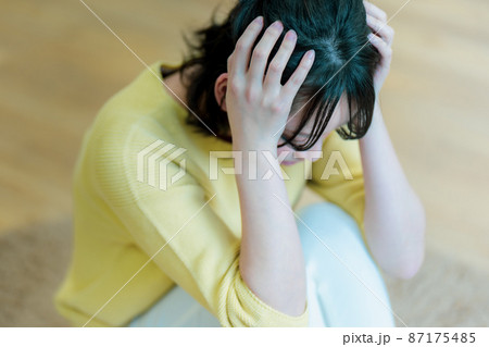 頭を抱え込む若い女性 ネガティブイメージ 87175485