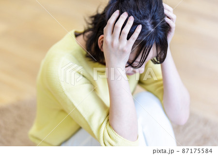 頭を抱え込む若い女性 ネガティブイメージ 87175584
