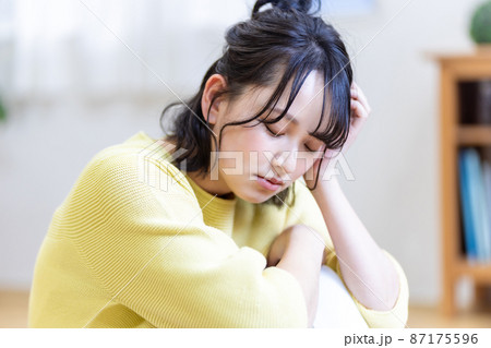 膝を抱えてしゃがみこむ女性 ネガティブイメージ 膝を抱えてしゃがみこむ女性 ネガティブイメージ 87175596