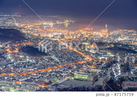 北海道　小樽　天狗山　冬　夜景　都市景観 87175759