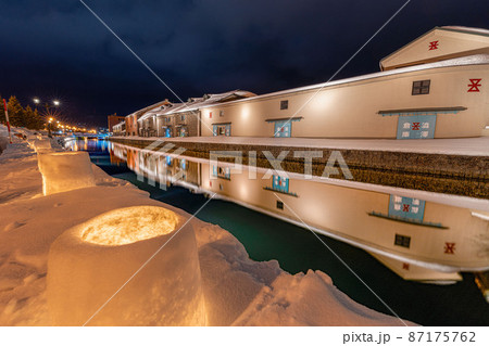北海道　小樽　小樽運河　雪あかりの路2022　リフレクション　鏡面 87175762