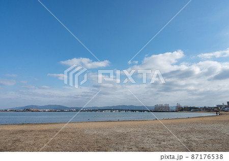 冬の青空と湖岸 87176538