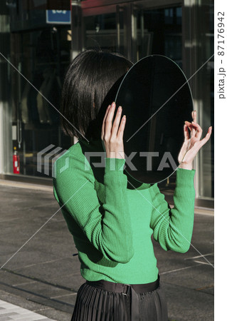 鏡を持つ女性 87176942