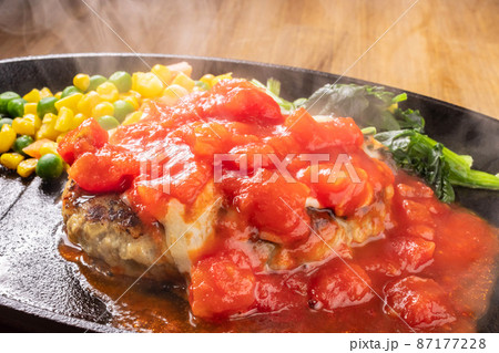 トマトソースのかかったハンバーグ 87177228