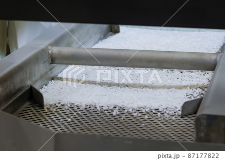 Recycled plastic granules on automatic shale shaker, conveyor belt Recycled plastic granules on automatic shale shaker, conveyor belt 87177822