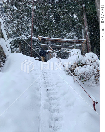 雪国の風景　神社前の階段 87177949