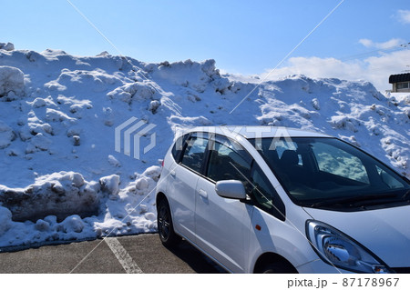 除雪した雪国の駐車場 除雪した雪国の駐車場 87178967