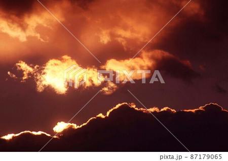 空　大荒れの夕暮れ 87179065