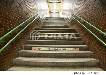 地下鉄南北線すすきの駅構内の階段 地下鉄南北線すすきの駅構内の階段 87180638