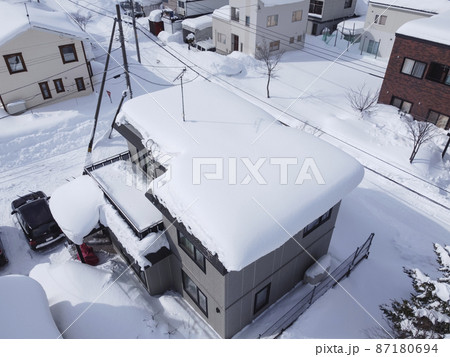 大雪が降った翌日の屋根（空撮） 87180694