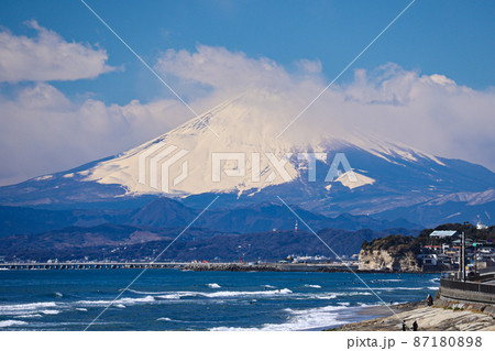 冬の稲村ケ崎からの絶景 七里ガ浜越しの富士山 冬の稲村ケ崎からの絶景 七里ガ浜越しの富士山 87180898