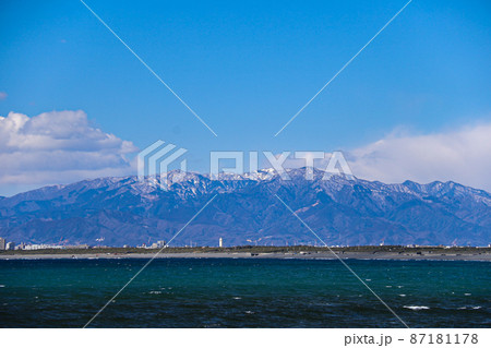 冬の江ノ島からの絶景　茅ケ崎海岸越しの丹沢山系 87181178