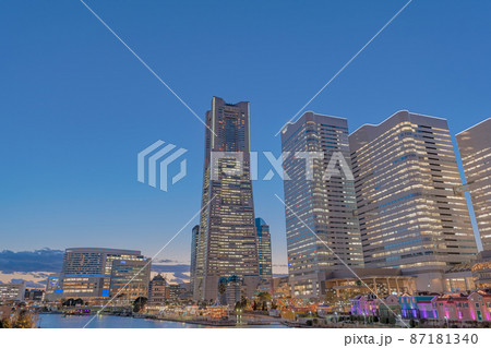 神奈川県横浜市西区みなとみらいの夕方の都市景観 87181340