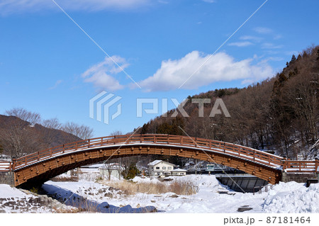 2月(冬) 降雪後の木曽の大橋 長野県塩尻市 2月(冬) 降雪後の木曽の大橋 長野県塩尻市 87181464