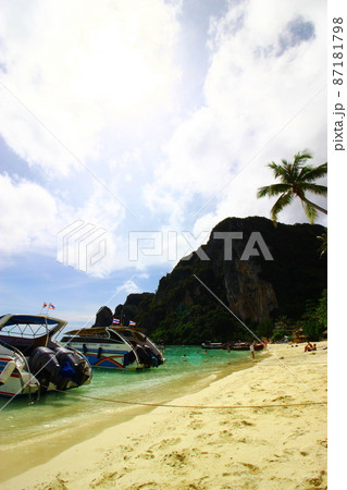 タイの大人気マリンリゾート　プーケット　有名映画ロケ地ピピ島と辛旨タイグルメ 87181798