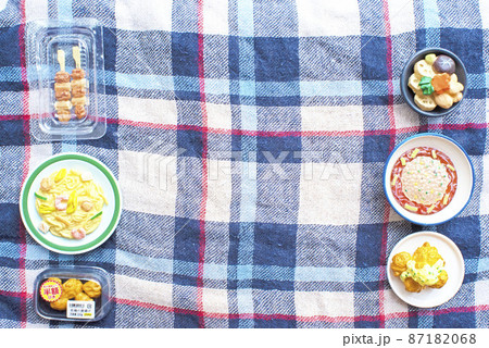 チェック柄ランチョンマットと様々な惣菜 87182068