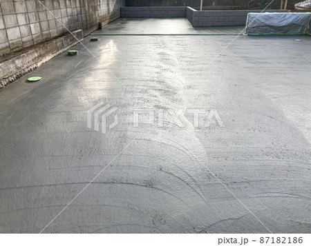 戸建て住宅の外構工事:土間コンクリート打ち施工(駐車スペース) 戸建て住宅の外構工事:土間コンクリート打ち施工(駐車スペース) 87182186
