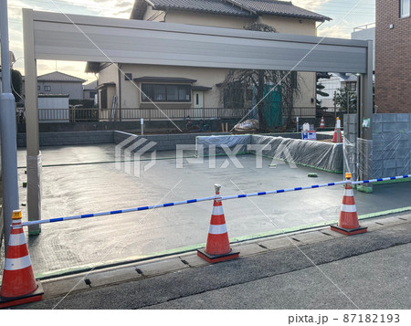 戸建て住宅の外構工事：駐車スペース/ガレージの設置 87182193