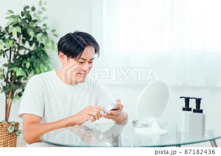 整髪料をつける男性(ヘアセット) 整髪料をつける男性(ヘアセット) 87182436