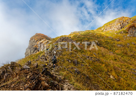 雲湧く谷川岳・西黒尾根を登る登山者 雲湧く谷川岳・西黒尾根を登る登山者 87182470