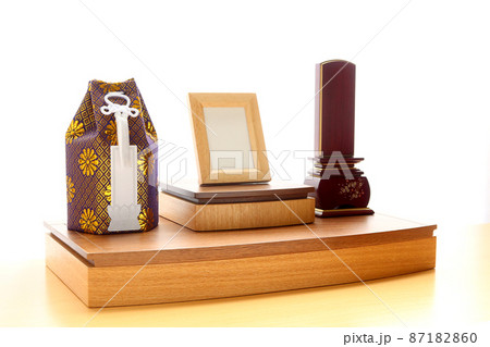 リビングに置かれた手元供養用の祭壇と骨壺1 87182860