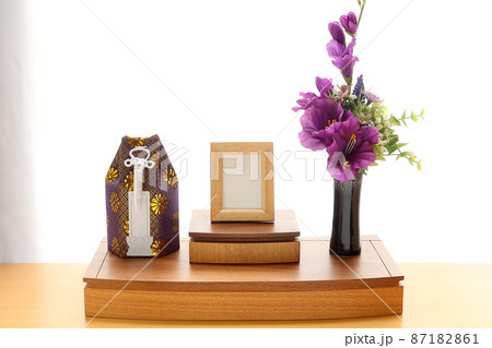 リビングに置かれた手元供養用の祭壇と骨壺2 87182861