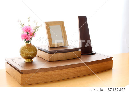 リビングに置かれた手元供養用の祭壇と骨壺3 リビングに置かれた手元供養用の祭壇と骨壺3 87182862