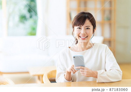 女性 スマホ ライフスタイル ニューノーマル リビング 女性 スマホ ライフスタイル ニューノーマル リビング 87183060