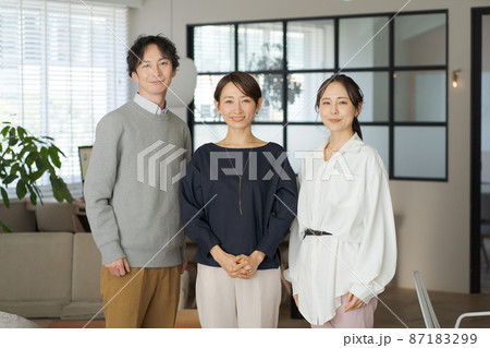 働く人々　ビジネスシーン 87183299