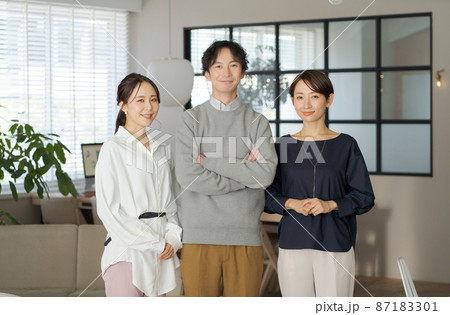 働く人々　ビジネスシーン 87183301