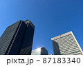 青空と高層ビル群。東京・丸の内 87183340