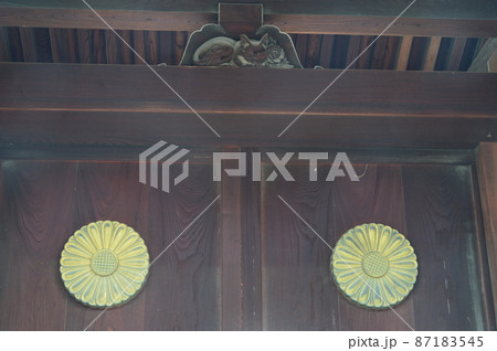 猫の彫刻･十六枚菊（太子殿 猫の門 聖霊院・四天王寺／大阪市天王寺区） 87183545