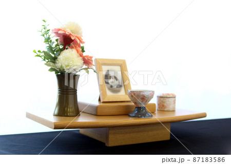 リビングに飾られたペット供養用の祭壇と骨壺4 リビングに飾られたペット供養用の祭壇と骨壺4 87183586