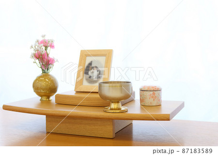 リビングに飾られたペット供養用の祭壇と骨壺6 87183589