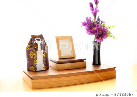 リビングに飾られた手元供養用の祭壇と骨壺15 87183667