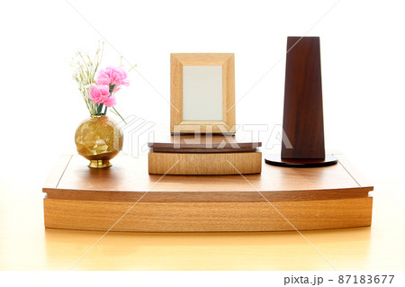 リビングに飾られた手元供養用の祭壇とお位牌20 87183677