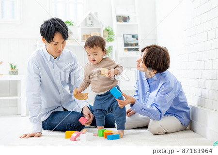 家族で遊ぶシーン　赤ちゃん 87183964