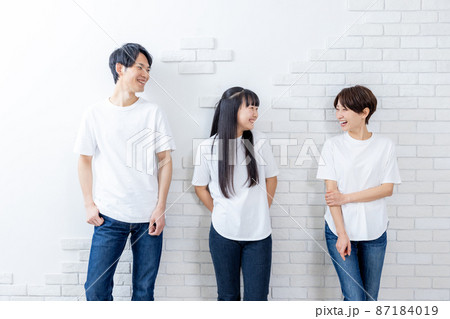 家族3人で並んでいるポートレート 87184019
