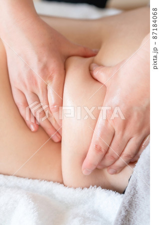 オイルマッサージ　エステ　施術　ダイエット 87184068