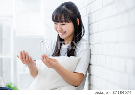 タブレットで動画を見る女の子 87184074