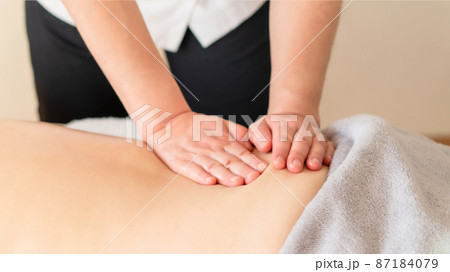 オイルマッサージ　エステ　施術　ダイエット 87184079