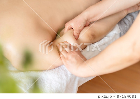 オイルマッサージ　エステ　施術　ダイエット 87184081