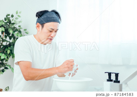 泡洗顔する男性（泡立て・洗顔料） 87184583