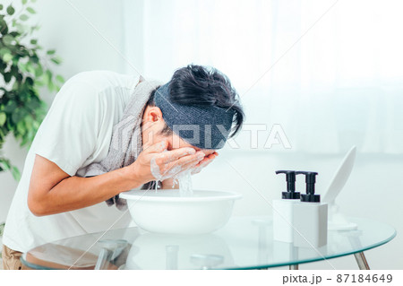 水で洗顔する男性 水で洗顔する男性 87184649