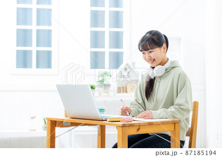 オンライン授業 女の子 オンライン授業 女の子 87185194