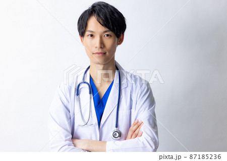 医者 白バック 男性 医者 白バック 男性 87185236