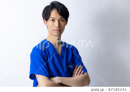 スクラブの男性医師 スクラブの男性医師 87185241