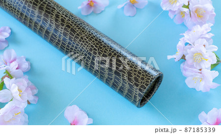 桜の花と卒業証書｜卒業イメージ 87185339